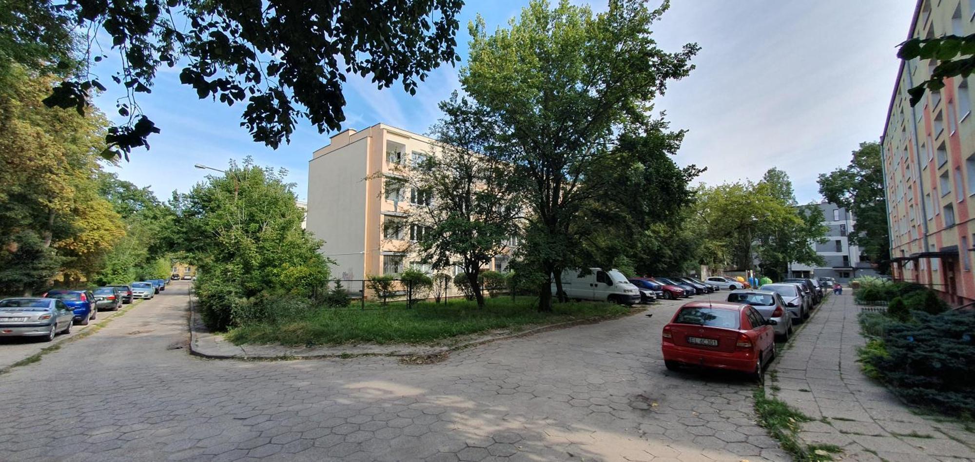 W Lodzi, Energetykow 1 *